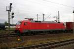 152 020-4 DB als Containerzug beschleunigt aus dem Bahnhof Bitterfeld nach einem kurzen Signalhalt auf Gleis 4.