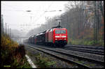 152045 ist kommt hier m 21.11.2017 bei typischem November Wetter um 12.48 Uhr mit einem Güterzug in Richtung Osnabrück durch den Bahnhof Natrup Hagen.