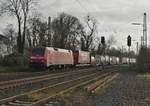 Mit einem Klv am Haken kommt hier die 152 037-8 in Lintorf durch gefahren gen Entenfang. Samstag den 16.12.2017