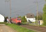 Tele auf die 152 130-1 die hier bei Wickrath gen Herrath einen Güterzug nach Aachen West bringt.