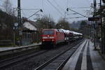 162 064-2 mit einem Audi-Zug in Neckargerach am 28.12.2017