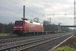 Mit einem leeren Containerzug fuhr am 11.12.2016 die 152 168-1 durch das Markgräflerland bei Müllheim (Baden) gen Freiburg (Breisgau).