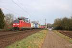 DB Cargo 152 117-8 mit Containerzug bei Maintal Ost am 20.02.18