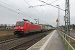 Die 152 097-2 mit einem KLV Zug am 24.01.2018 in Nassenheide.