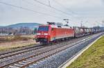 152 162-4 ist mit einen Aufliegerzug am 15.03.2018 bei Würzburg/Süd unterwegs.