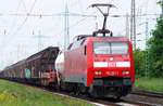 Schwer zu ackern hatte die 152 021 am 19.05.2018 mit ihrem 49-Wagen-Güterzug in Ratingen Lintorf