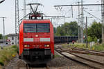 Lok 152 141 mit einem  Rohrzug für die Gaspipeline Nord Stream 2 vor dem Bahnsteig 1 in Pasewalk Richtung Stralsund.