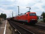 152 137-3 und eine Schwestermachine stehen am 31.05.07 mit einem gemischten Gterzug vor einem roten Signal im Crailsheimer Bahnhof.