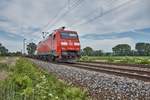 152 057-6 ist am 23.05.2018 mit einen Containerzug in Richtung Süden bei Friedland unterwegs.