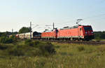 185 228-4 schleppt die 152 144-2 der DB mit einem gemischten Güterzug Richtung Hagenower Land. 3km östlich von Büchen, 26.07.2018.