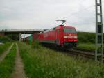 152 044 am 4.6.2007 mit Containerzug kurz vor Nienburg/Weser in Hhe der Ortschaft Drakenburg