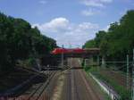 ine 152 schiebt sich am Nachmittag des 7.6.07 ber eine Brcke in Frankfurt. Im Hintergrund sieht man die Frankfurter Skyline.