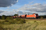 Bei dem wunderschönen Himmel, macht auch diese 152 035-2 mit ihren Getreidewaggons eine gute Figur. 3km östlich von Büchen, 25.09.2018.