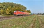 152 108-7 ist am 10.10.2018 mit einen Containerzug in Richtung Süden bei Retzbach-Zellingen unterwegs.