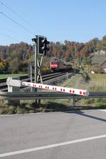 Die Schranke ist geschlossen und 152 010 legt sich mit ihrem Zug an diesem schönen 17.10.2018 bei Hagenacker in die Kurve.