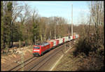 DB 152037-8 ist hier am Ortsrand von Hasbergen am 25.2.2019 um 14.29 Uhr mit einem Container Zug auf der Rollbahn in Richtung Münster unterwegs.