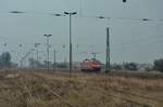 Einst war Stumsdorf ein bedeutender Bahnhof. Heute zeugen nur noch die Überbleibsel davon. Mittlerweile sind alle Nebengleise stillgelegt und nur noch die beiden Hauptgleise befahrbar. 152 084-0 rauscht bei Nieselregen durch den ehemaligen Güterbahnhof Stumsdorf gen Halle. Bald wird die schöne Idylle in Stumsdorf vorbei sein denn mit dem Umbau des Knotenpunktes Köthen wird auch Stumsdorf seine beiden Stellwerke samt HL Signale verlieren welche durch Ks-Signale ersetzt werden. Der mechanische Bahnübergang wird durch einen modernen Bahnübergang ersetzt und auch die Oberleitungsmasten von der Elektrifizierung 1955 werden durch neue Masten ersetzt. 

Stumsdorf 01.03.2019