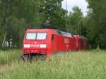 Br.152 117-8 und eine weitere Gterlok, hatten am 31.05.07 ein Abstellplatz im grnen.