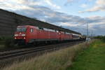 152 072 und 152 151 sind am späten Abend des 21.10.2019 bei Neuss mit schwerer Fracht gen Köln unterwegs.