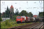 DB 152125-1 erreicht hier auf der Fahrt in Richtung Osnabrück am 19.07.2007 um 16.05 Uhr mit einem Güterzug den Bahnhof Lengerich in Westfalen. Im Hintergrund ist die ev. Kirche des Stadtteil Hohne zu sehen.