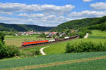 152 129 + 152 xxx mit einem Güterzug am 27.05.2020 bei Breitenfurt.