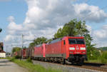 15. Mai 2014, Ein Güterzug in Richtung Saalfeld fährt durch den Haltepunkt Küps. Lok 152 060 führt, dahinter läuft 185 062