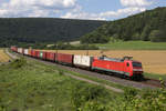 DB 152 010 passiert am 12.06.2020 sogleich die bekannte Brücke bei Harrbach am Main