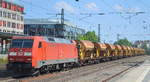 DB Cargo Deutschland AG [D] mit  152 097-2  [NVR-Nummer: 91 80 6152 097-2 D-DB] und Schotterzug am 11.08.20 Bf. München Heimeranplatz.