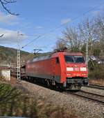Am heutigen Mittag kommt die 152 121-0 mit dem Leerwagenzug fürs Audiwerk in Neckarsulm durch Neckargerach. 19.2.2021