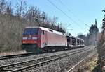 Aus dem Gegenlicht kommt die 152 075-8 mit dem Audizug am Mittag des 1.3.2021 durch Neckargerach gen Heidelberg.