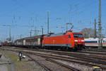 DB Lok 152 145-9 durchfährt den badischen Bahnhof.