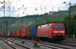 DB Cargo 152 040-2 schleicht auf Grund eines Gleiswechsels von Westen her in den Würzburger Hbf hinein. 23.06.2021