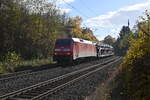 12:55 Uhr ist es als die 152 153 mit einem Audizug gen Heidelberg fahrend durch Neckargerach am Montag den 8.11.2021 kommt.