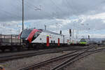 Am 22.02.2022 bringt die DB Lok 152 132-7 ein End- und drei Mittelwagen (A, B, A, Bt) eines Bombardier Twindexx in die Schweiz.