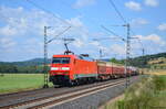 Am sonnigen 13. August 2013 zieht die wie aus dem Ei gepellte 152 084 ihren gemischten Güterzug durch das Haunetal in Richtung Fulda. 