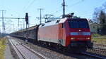 DB Cargo AG [D] mit  152 037-8  [NVR-Nummer: 91 80 6152 037-8 D-DB] und einem Güterzug Schiebewandwagen am 01.03.22 Durchfahrt Bf. Golm (Potsdam).