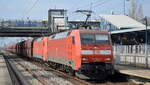 DB Cargo AG [D] mit der Doppeltraktion  152 124-4  [NVR-Nummer: 91 80 6152 124-4 D-DB] +  152 151-7  [NVR-Nummer: 91 80 6152 151-7 D-DB] und dem Erzzug aus Hamburg Richtung Ziltendorf EKO am 25.03.22 Durchfahrt Bf. Berlin Hohenschönhausen.