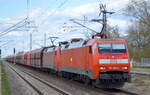 DB Cargo AG [D] mit der Doppeltraktion  152 190-5  [NVR-Nummer: 91 80 6152 190-5 D-DB] +   152 117-8  [NVR-Nummer: 91 80 6152 117-8 D-DB] und dem Erzzug aus Hamburg Richtung Ziltendorf EKO am 11.04.22 Durchfahrt Bf. Berlin Hohenschönhausen.