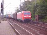 152 102-0 mit einem Containerzug durch Hamburg-Harburg.