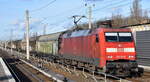DB Cargo AG [D] mit ihrer  152 141-8  [NVR-Nummer: 91 80 6152 141-8 D-DB] und einem gemischten Güterzug am 06.03.23 Berlin Blankenburg.