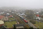 Gemischter Gz mit 152 126-9 (Siemens ES64F) bei seiner Fahrt durch das neblige Dollnstein Richtung Treuchtlingen.