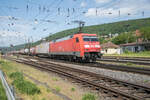 152 142-6 mit einem Containerzug in Gemünden/M. am 24.05.2023