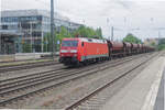 Die 152 001, die 152 mit der niedrigsten Betriebsnummer, führt einen Zug mit Schüttgutwaggons durch München-Heimeranplatz.
Donnerstag, 13. Juli 2023