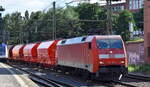 DB Cargo AG [D] mit ihrer  152 125-1  [NVR-Nummer: 91 80 6152 125-1 D-DB] und einem Güterzug Schüttgutwagen mit Schwenkdach für Kalitransporte am 03.08.23 Höhe Bahnhof Hamburg-Harburg.