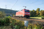 152 006-3 mit einem DHL-Zug am 11.10.2023 bei Hermannspiegel.