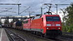 DB Cargo AG, Mainz mit ihrer  152 012-1  (NVR:  91 80 6152 012-1 D-DB ) mit  151 058-5  (NVR:  91 80 6151 058-5 D-Rpool ) und einem gemischten Güterzug am Haken am 07.11.23 Höhe Bahnhof Niederndodeleben.