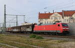 DB 152 013-9 mit einem gemischten Gterzug, am 10.10.2023 in Halle (S) Hbf.