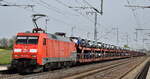 DB Cargo AG, Mainz mit ihrer  152 057-6  (NVR:  91 80 6152 057-6 D-DB ) und einem PKW-Transportzug (fabrikneue SKODA Modelle) am 08.04.24 Höhe Bahnhof Rodleben.