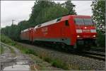 Mit 12.800 KW nach Salzburg: 152 127 und 109 bringen einen Stahlbrammenzug bei Rosenheim Richtung Salzburg.