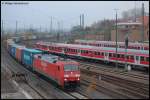 152 110-3 zieht am Morgen des 03.11.07 den IKE 50201 von Bremen-Grolland nach Stuttgart-Hafen durch den Aalener Bahnhof.